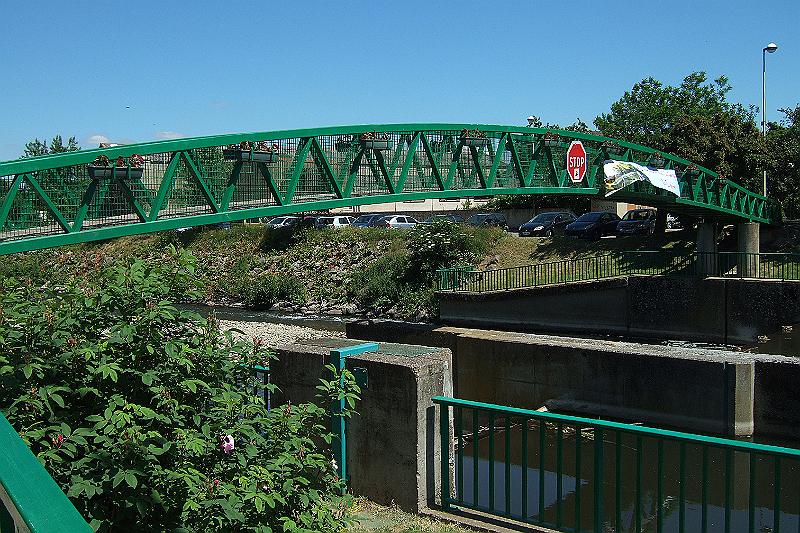 2010-06- (172).JPG - Moderne Fußgängerbrücke über den Fluss "Azergues"